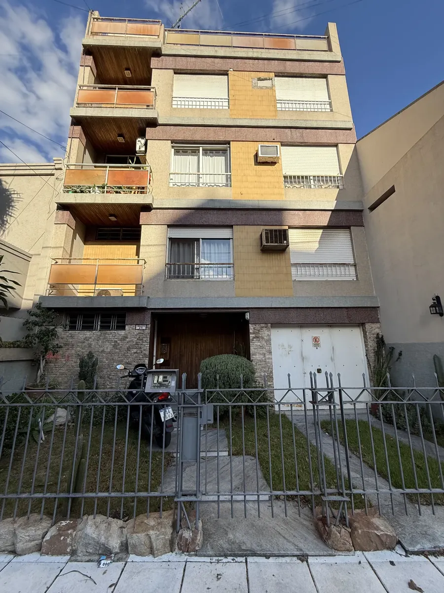 Departamento de 4 ambientes al frente con 3 dormitorios en Ramos Mejía