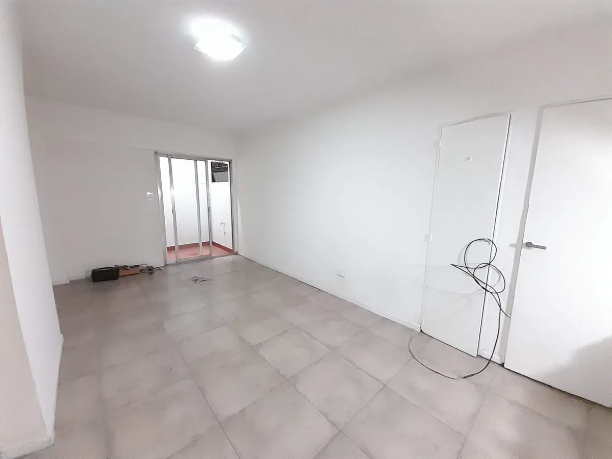 Kitnet com pátio e conexão para máquina de lavar em Monserrat