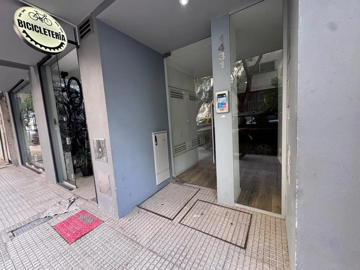 Monoambiente con balcón y patio en Belgrano