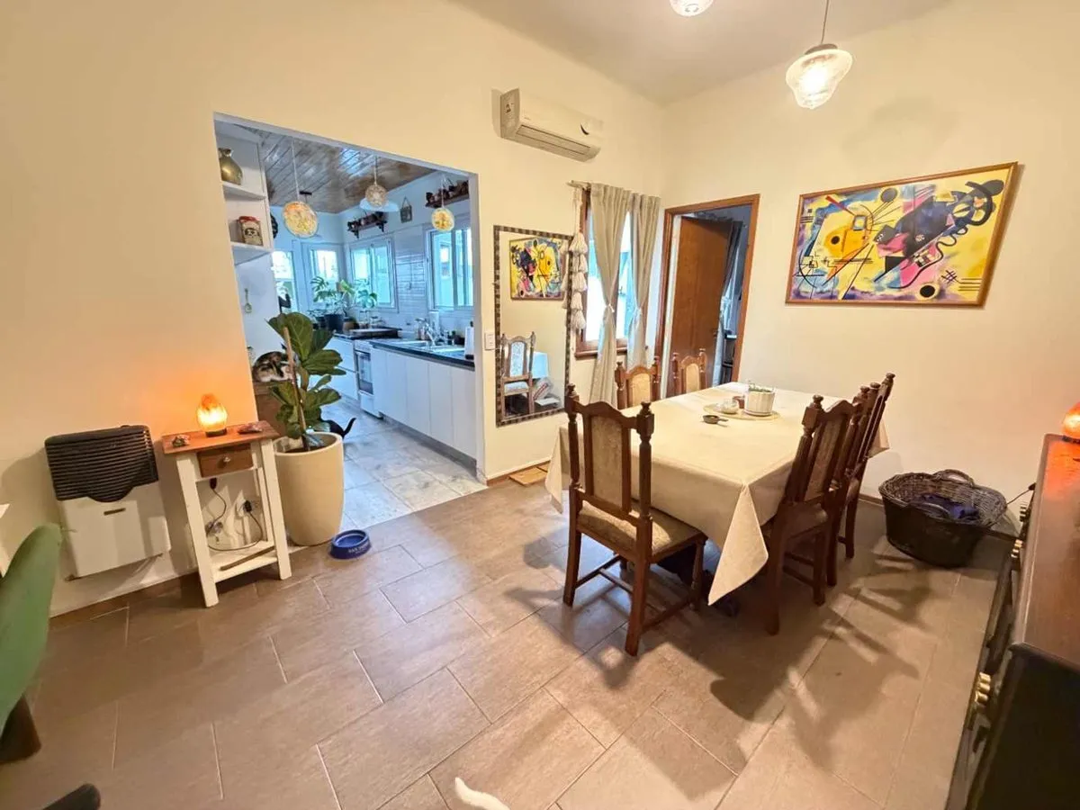 Трёхкомнатная квартира с двориком и террасой в Parque Chas