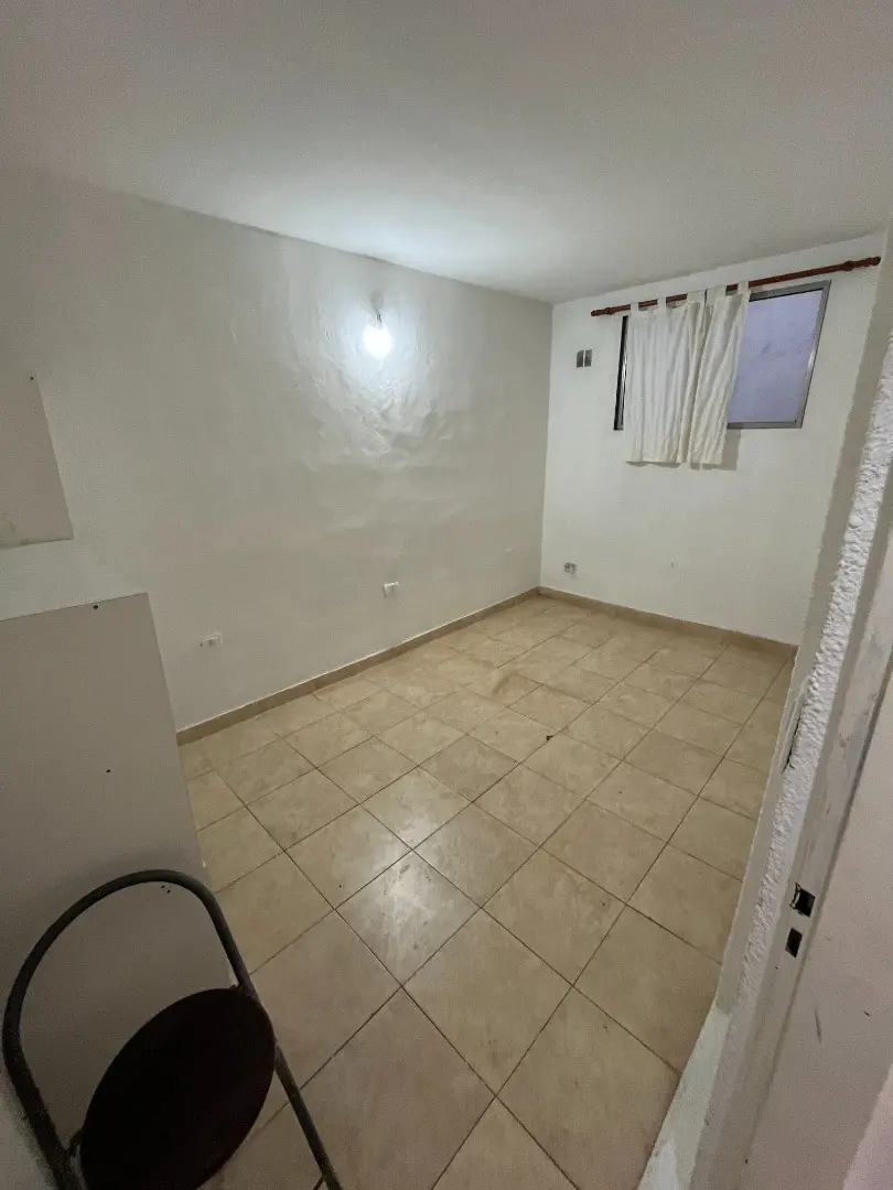 Apartamento de 2 ambientes sem condomínio com pátio em Versalles