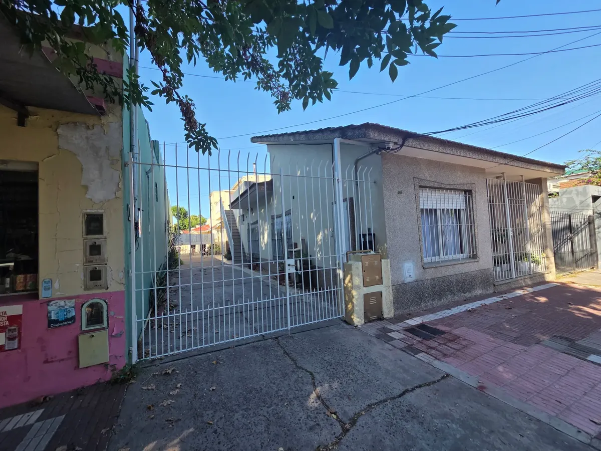 House-style three-room apartment with private terrace in Lomas de Zamora