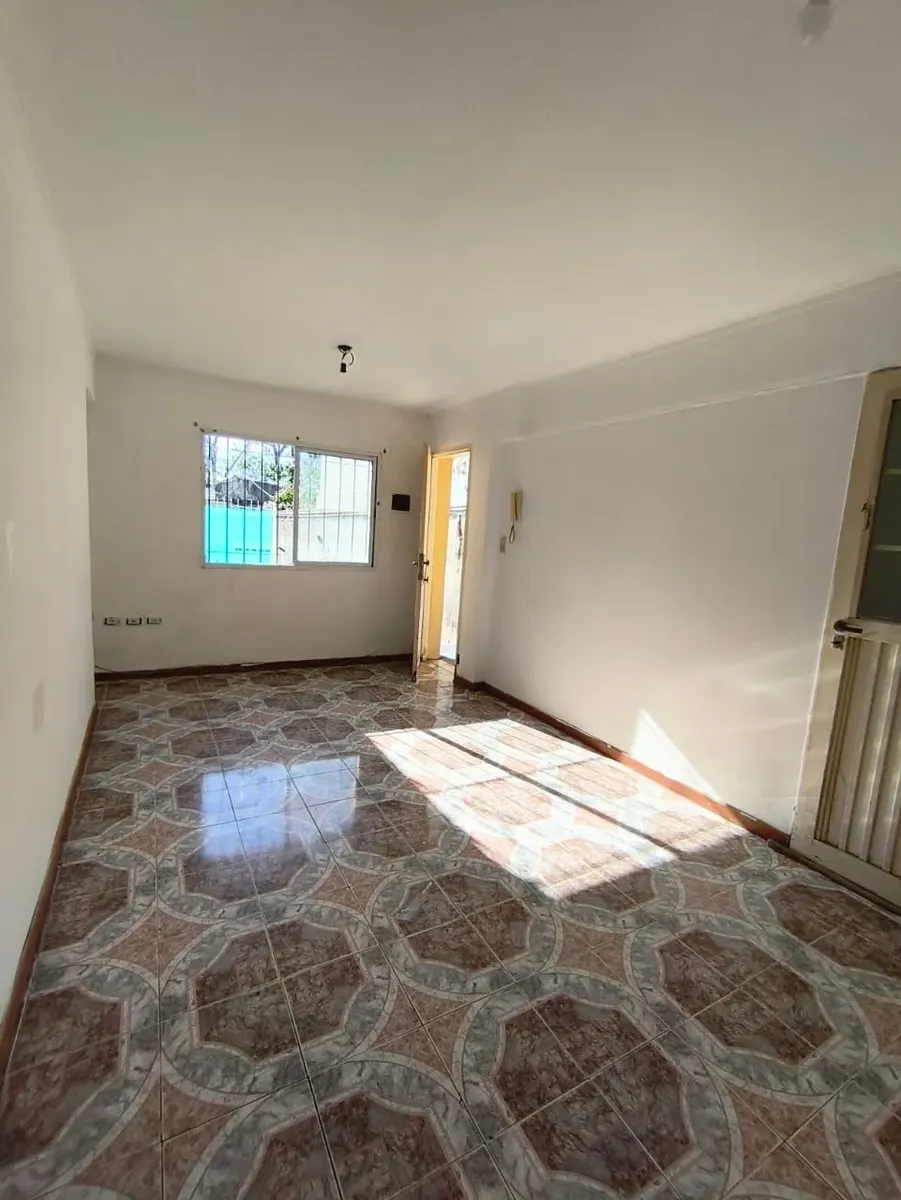 PH de 2 ambientes en alquiler con patio en Villa Elvira