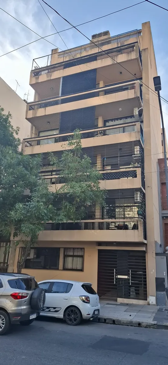 Apartamento de 2 ambientes de frente com varanda em Caballito