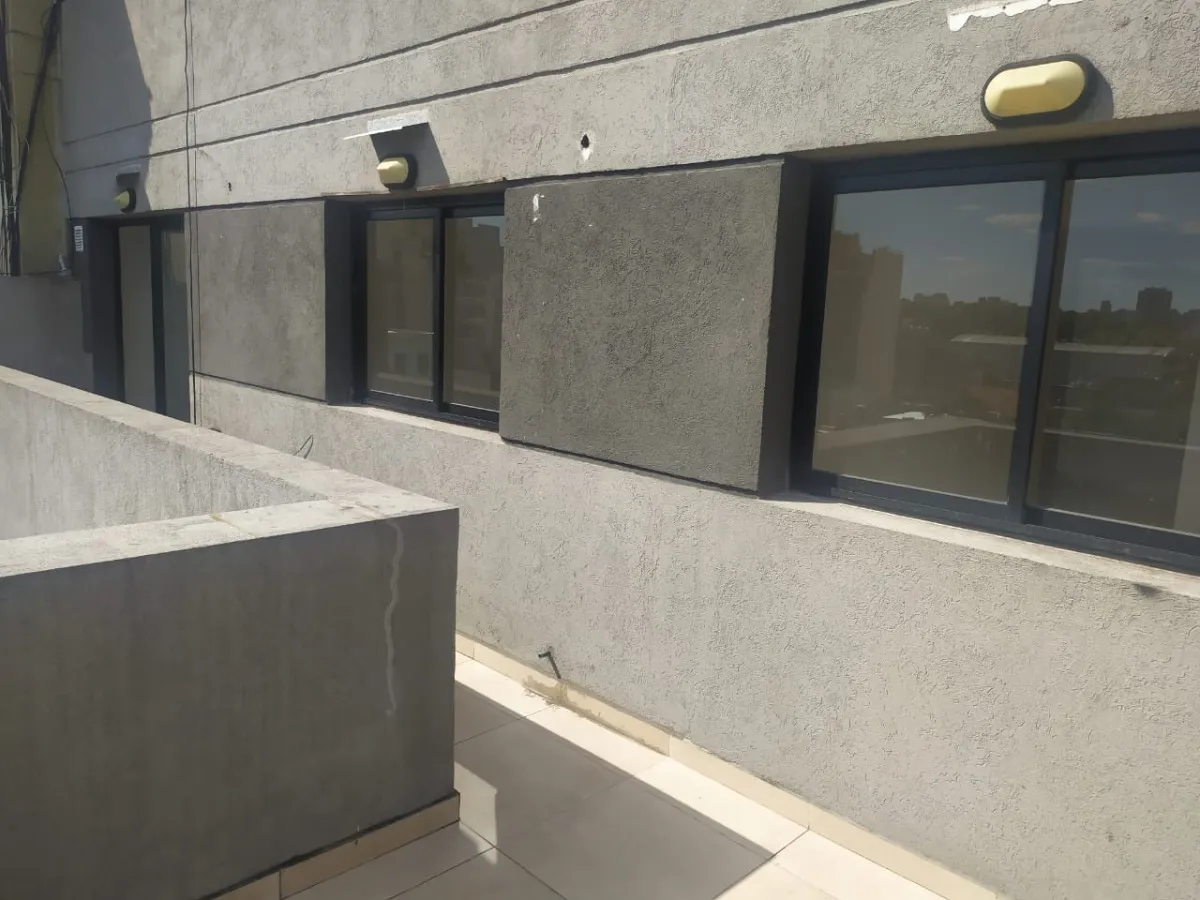 Apartamento de três ambientes com varanda-terraço em Villa General Mitre