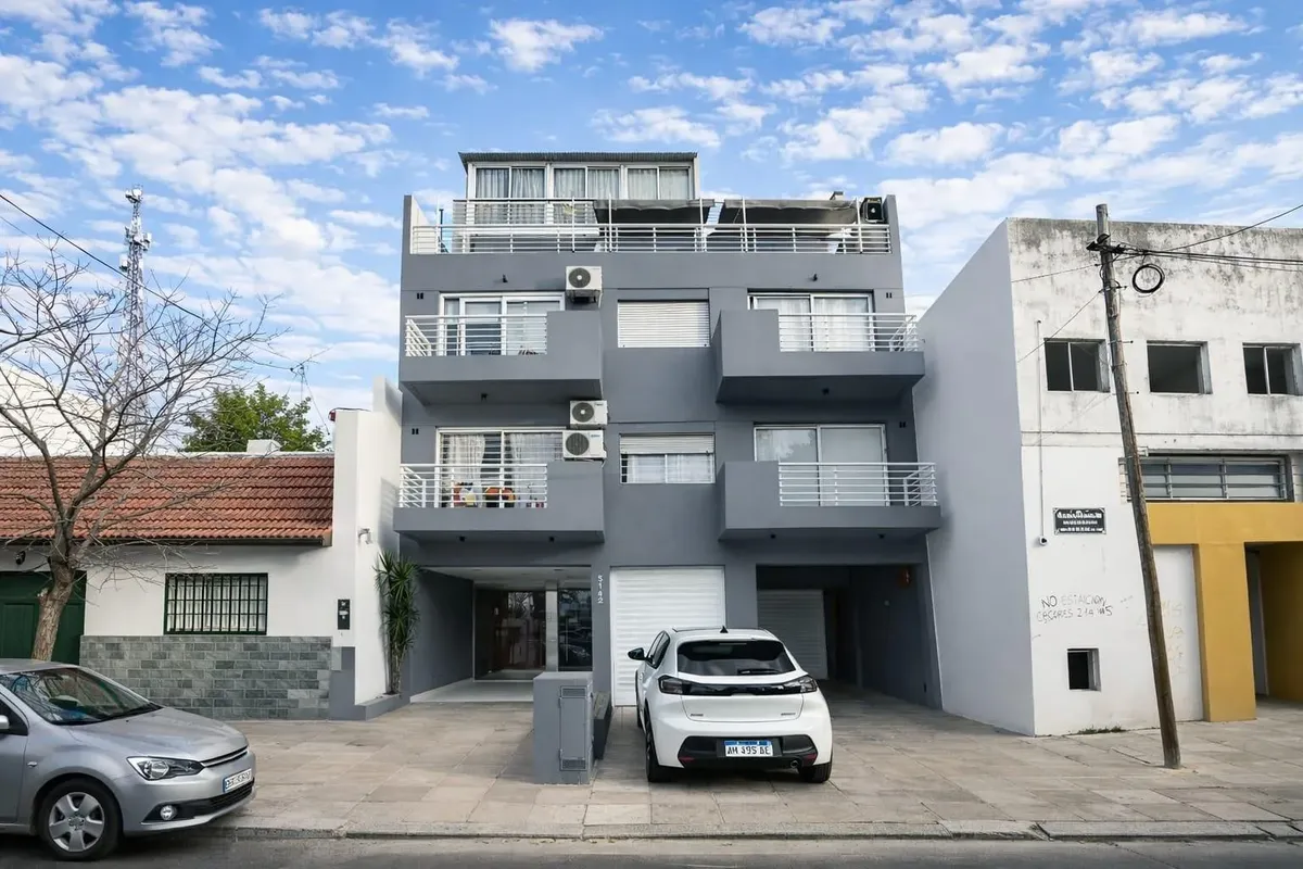 Monoambiente con balcón a la calle y cochera fija en Villa Urquiza