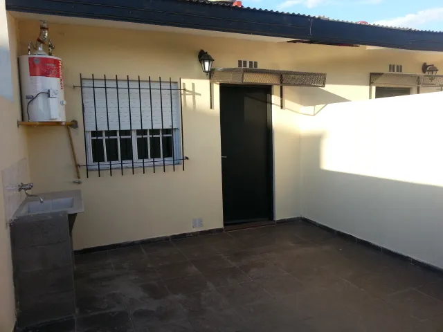 Departamento de 2 ambientes en 1er piso con patio y balcón en Lanús