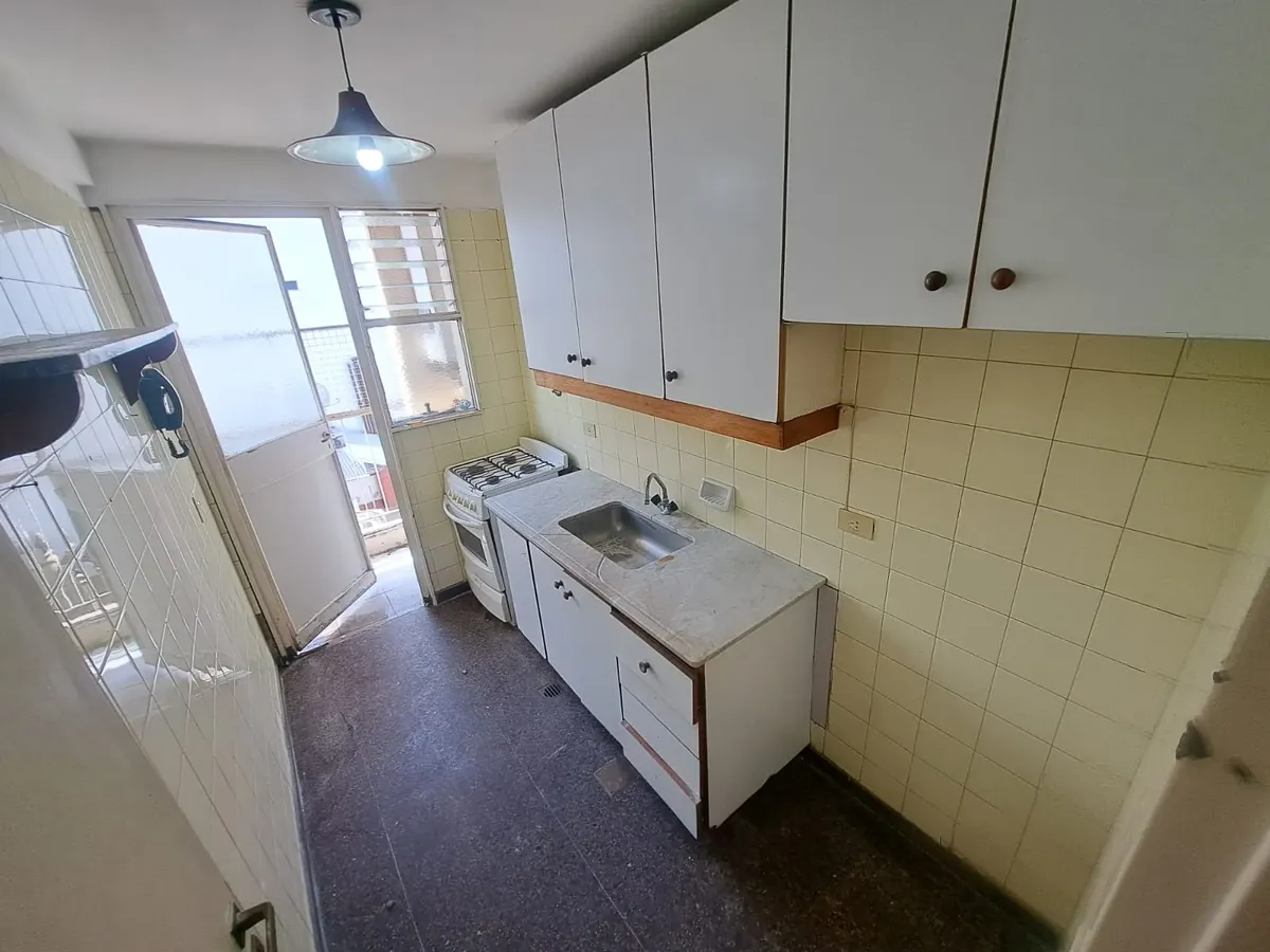 Apartamento de dois ambientes com varanda e depósito em Balvanera