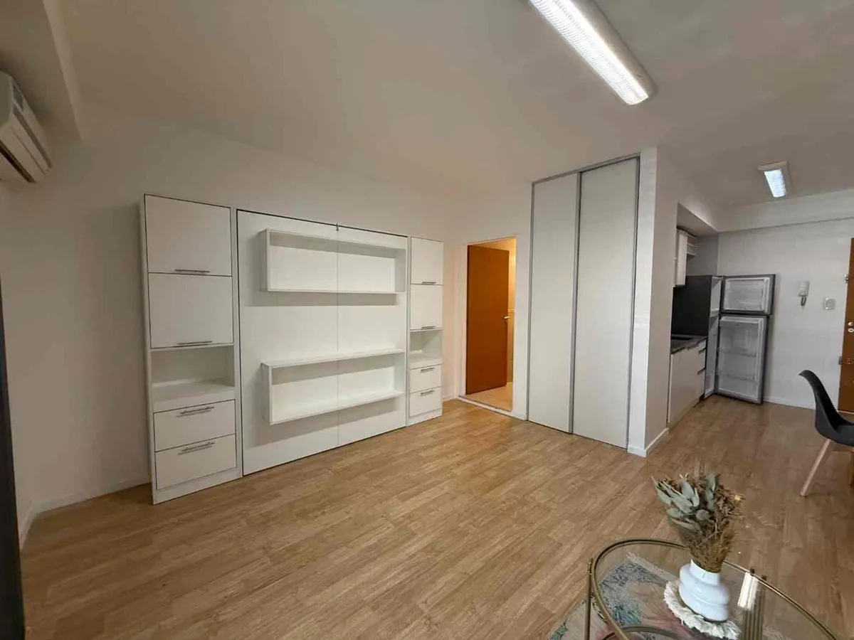 Kitnet mobiliada de frente com varanda em Caballito