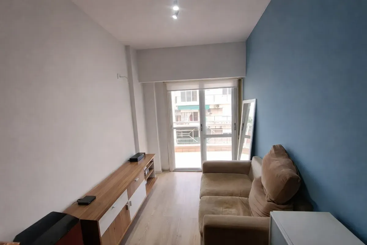 Kitnet mobiliada com varanda em Mataderos