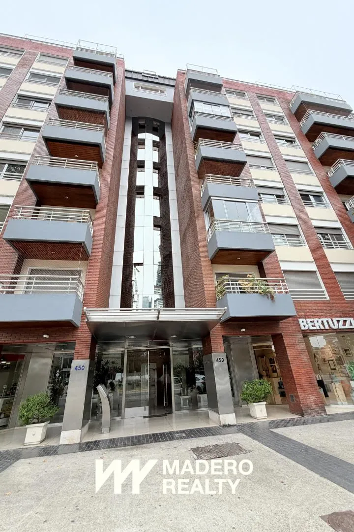 Трёхспальная квартира с балконом и парковочным местом в Puerto Madero