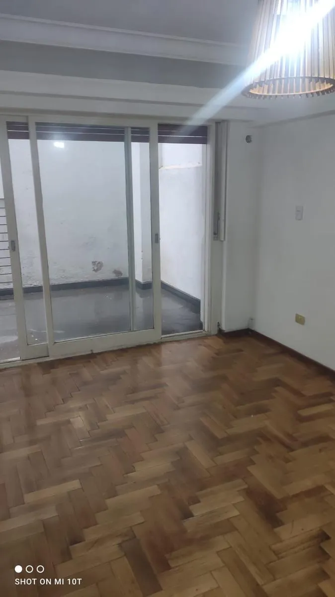 Apartamento de dois ambientes no térreo com pátio em Belgrano