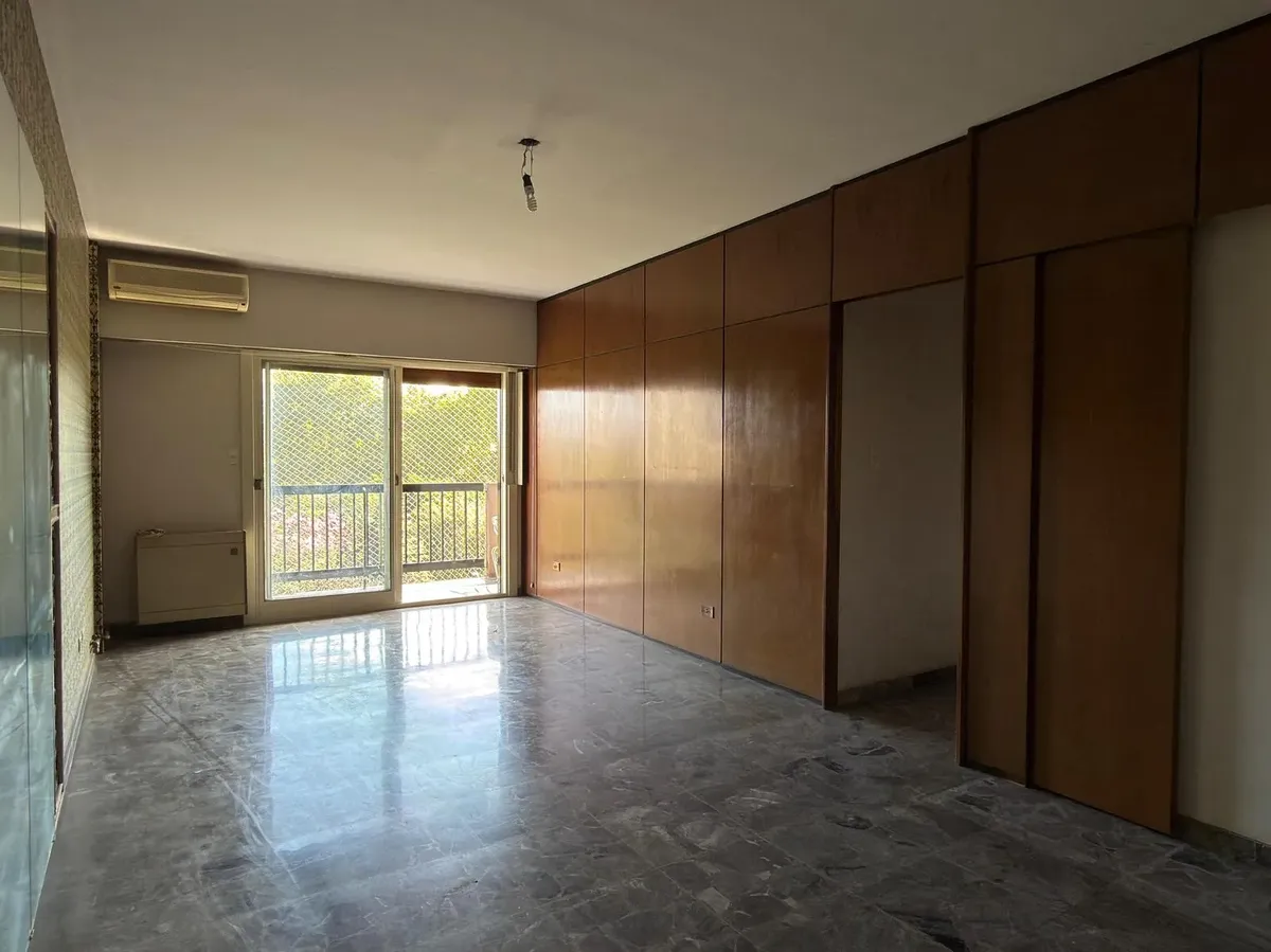 Departamento de 4 ambientes al frente en Parque Chacabuco con cochera