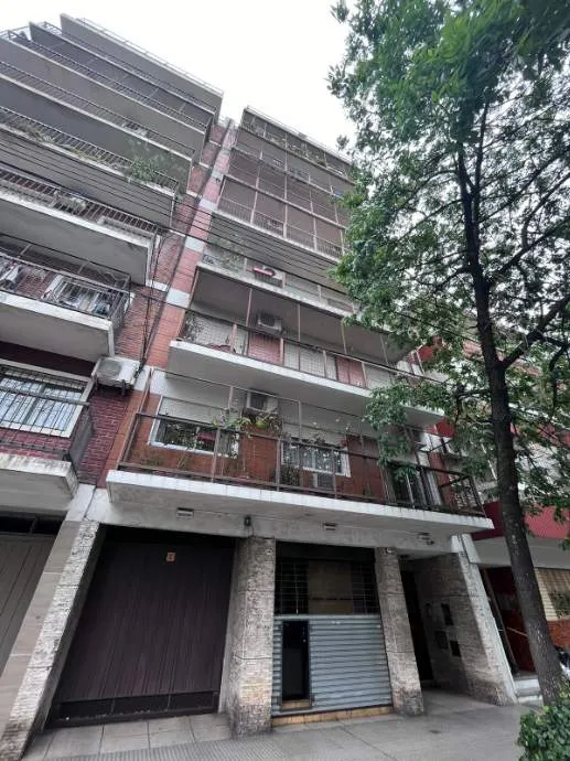 Apartamento de 4 ambientes de frente com 3 quartos e vaga coberta em Floresta