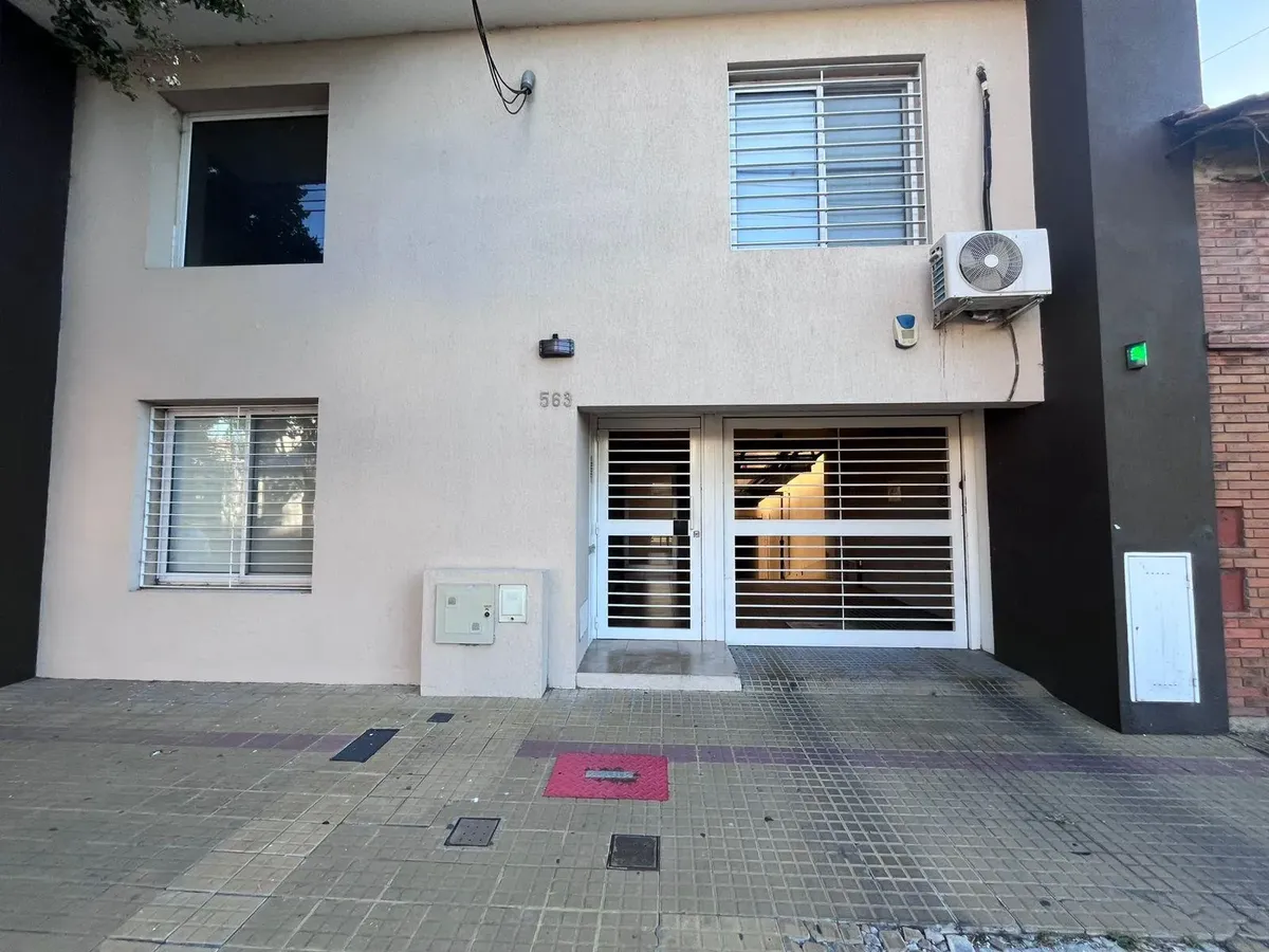 Dúplex de 2 dormitorios con cochera en La Plata
