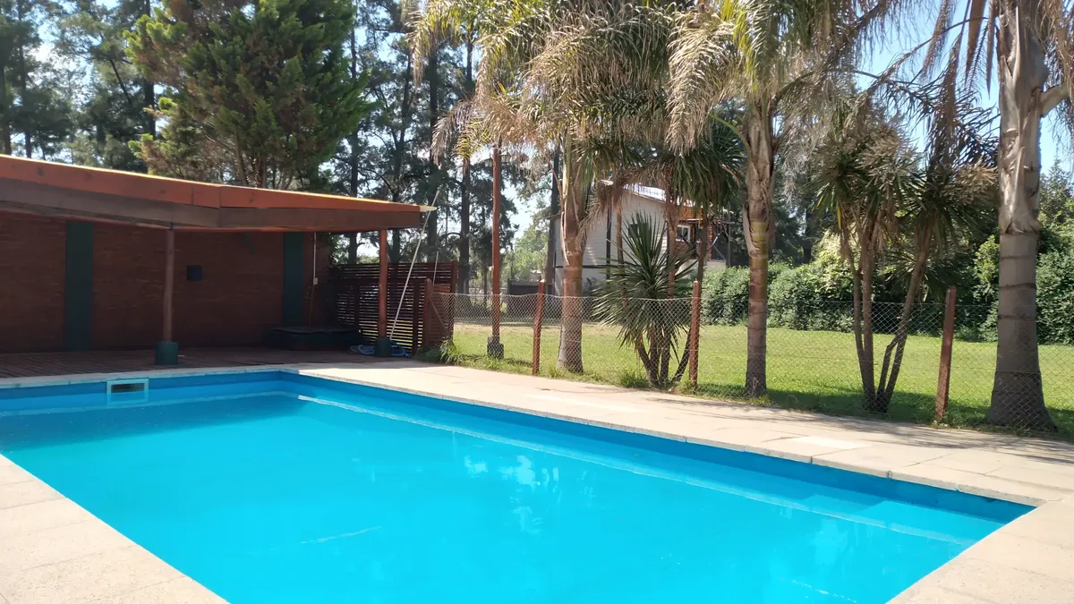 Alquiler Temporal De Casa Quinta En Canning Con Pileta. Hospedaje Hasta 8 Personas. Eventos Hasta 50 Invitados.. Cancha De Futbol. Amplio Parque. Parrilla Asador Horno Barro. Quincho. Pet Friendly