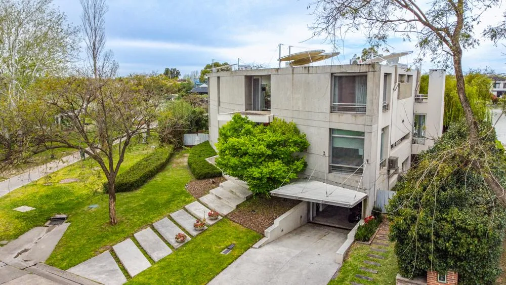 Six-bedroom modern house in Santa Bárbara private gated community, Tigre