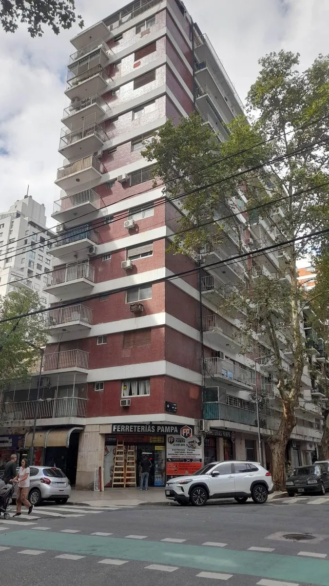 Apartamento de três ambientes com varanda na frente em Belgrano