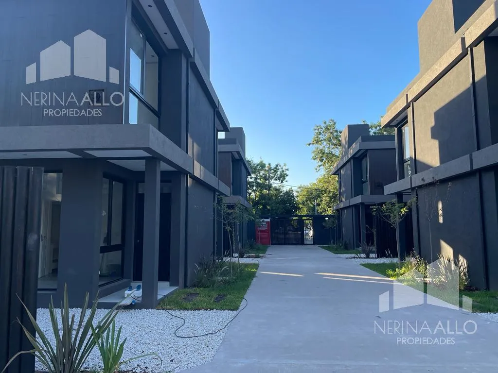 Duplex de três ambientes em condomínio fechado em Ituzaingó Norte