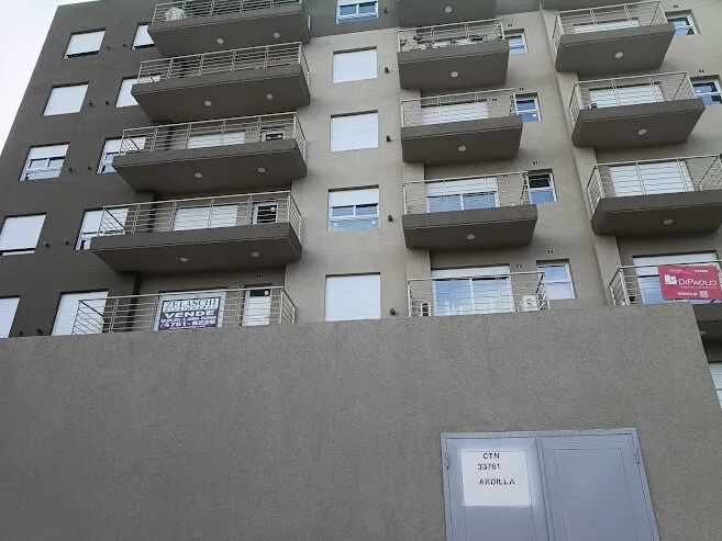 Apartamento de três ambientes novo com varanda em Tres de Febrero