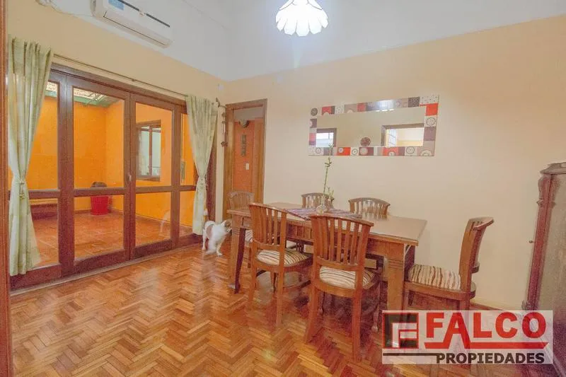 PH de 3 ambientes en planta baja con 2 patios cubiertos en Parque Chacabuco