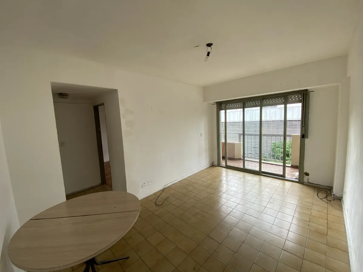 Apartamento de três ambientes de frente com varanda em Chacarita