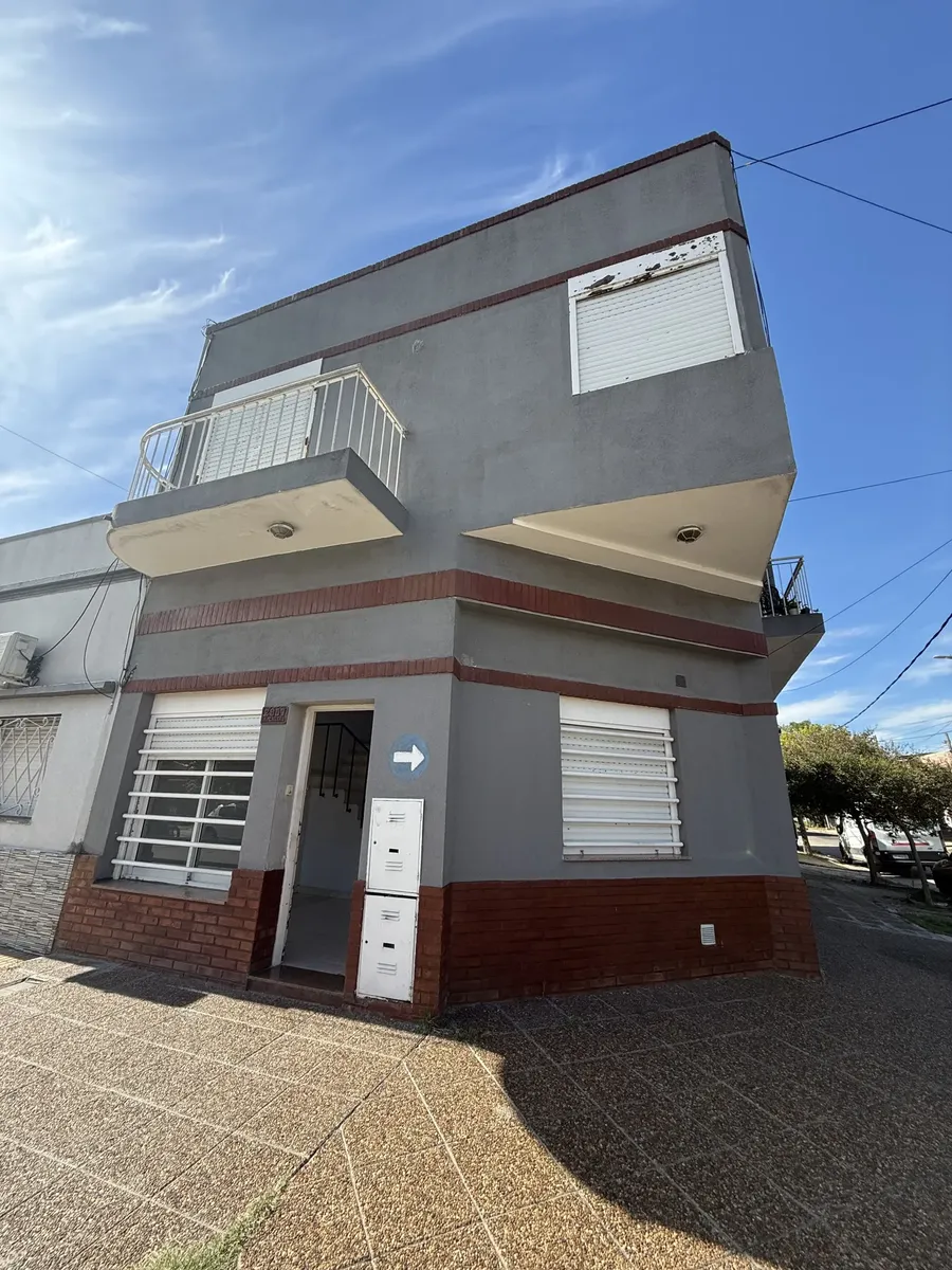 Apartamento duplex de três ambientes com vaga coberta em Lanús