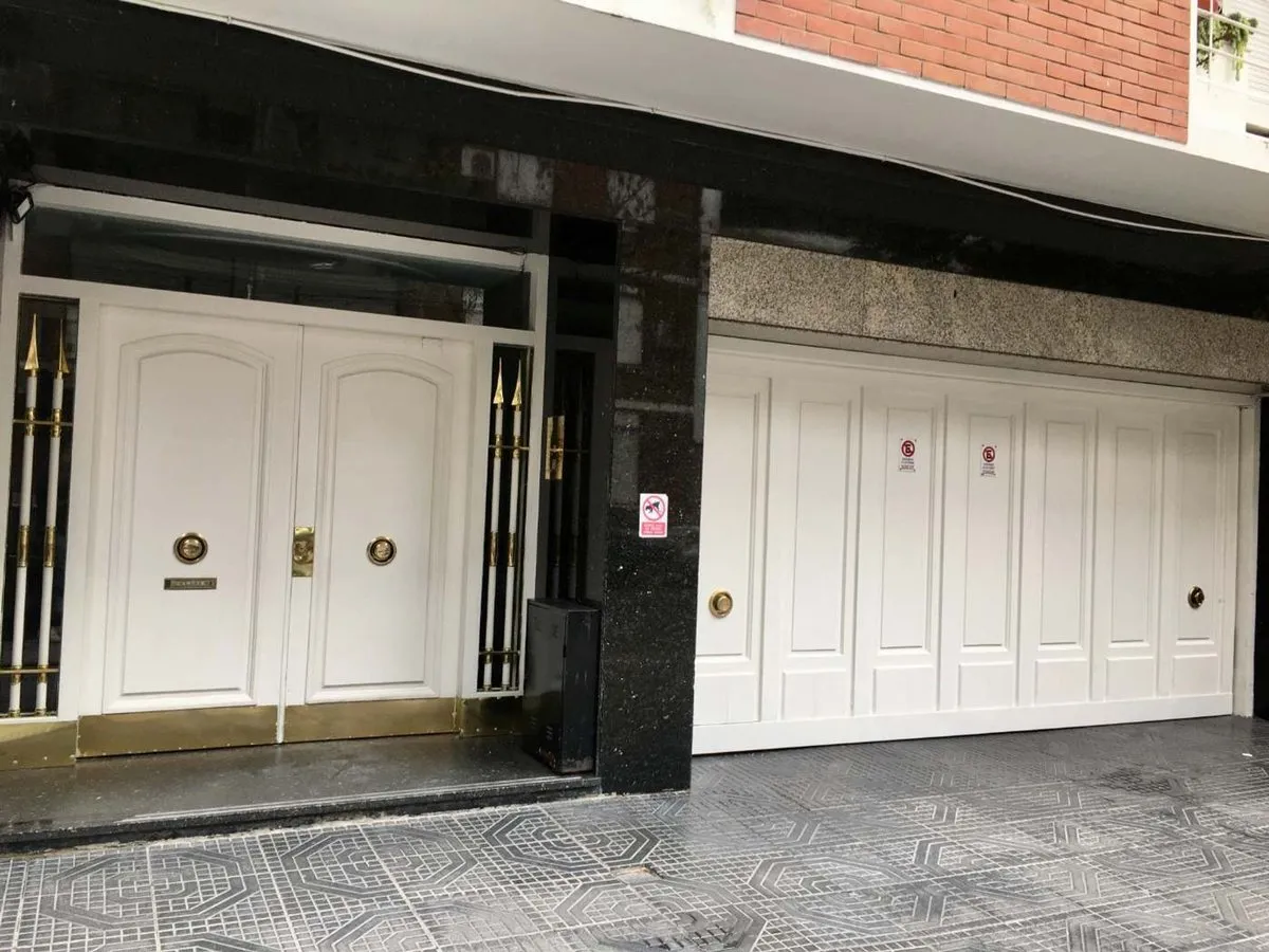 Apartamento de três ambientes de frente em Caballito, andar alto