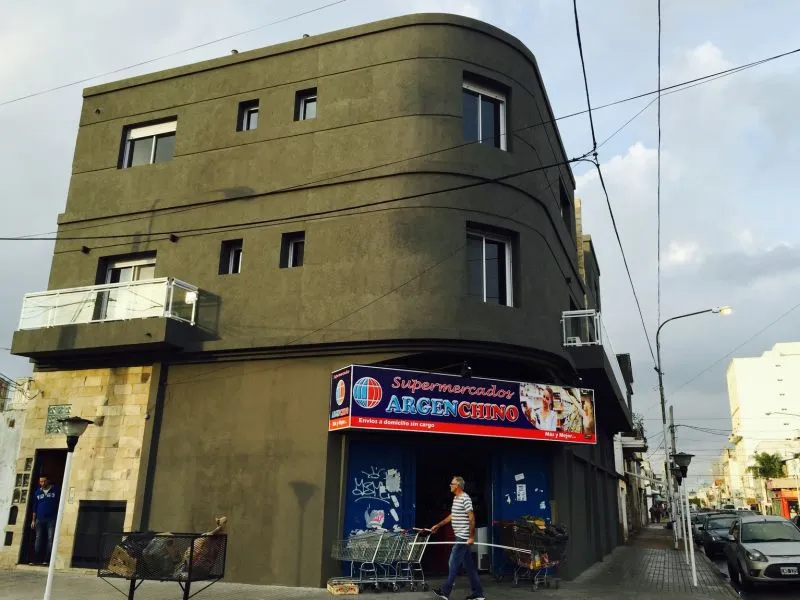 Apartamento de três ambientes com varanda em Caseros Centro, Tres de Febrero