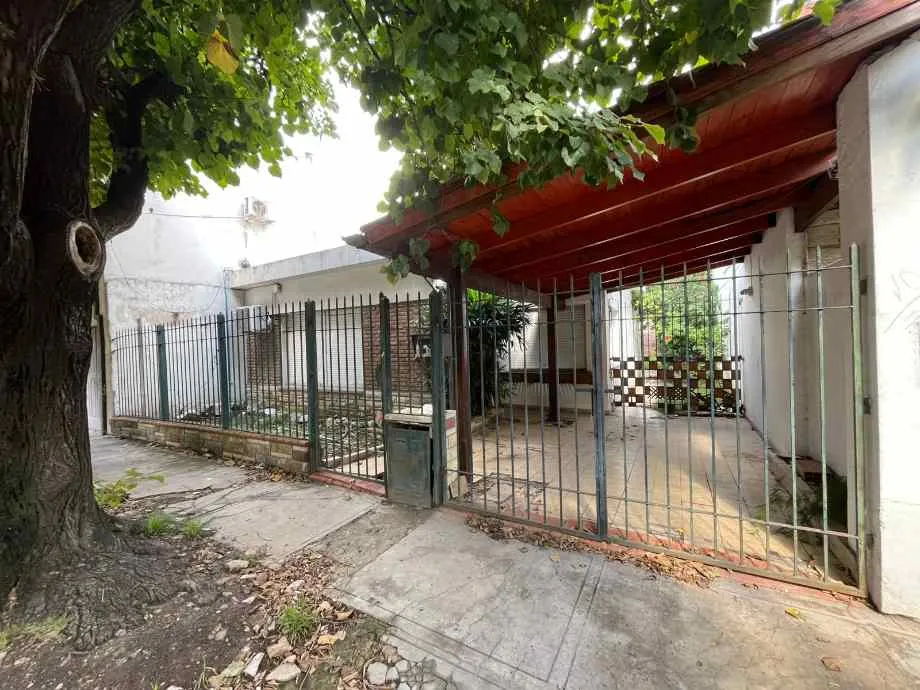 Casa de 2 dormitórios para alugar em Ituzaingó Norte