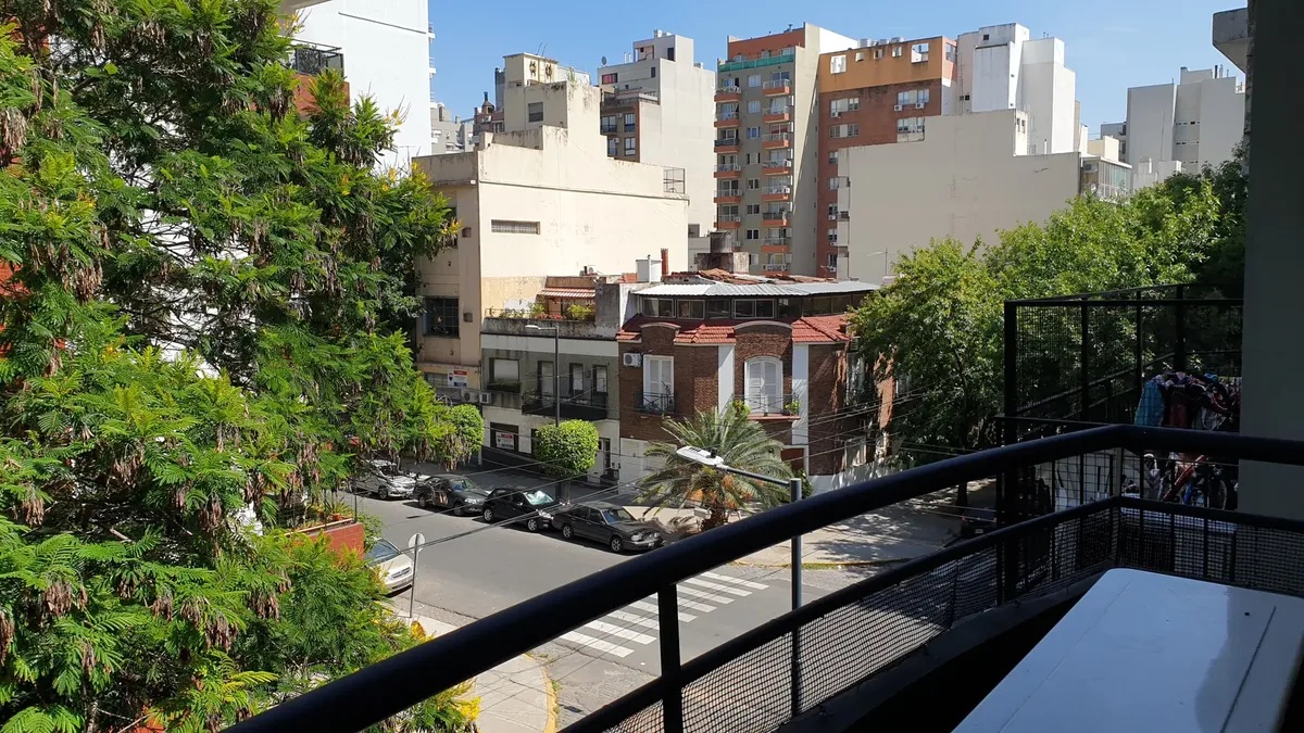 Monoambiente apto profesional con balcón al frente en Villa Urquiza