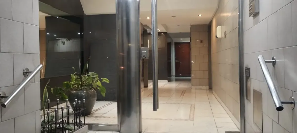 Kitnet com varanda de frente para a rua em Almagro