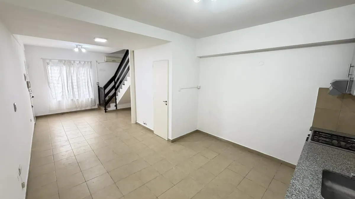 Dúplex de 3 ambientes com vaga de garagem e pátio em Lanús Oeste