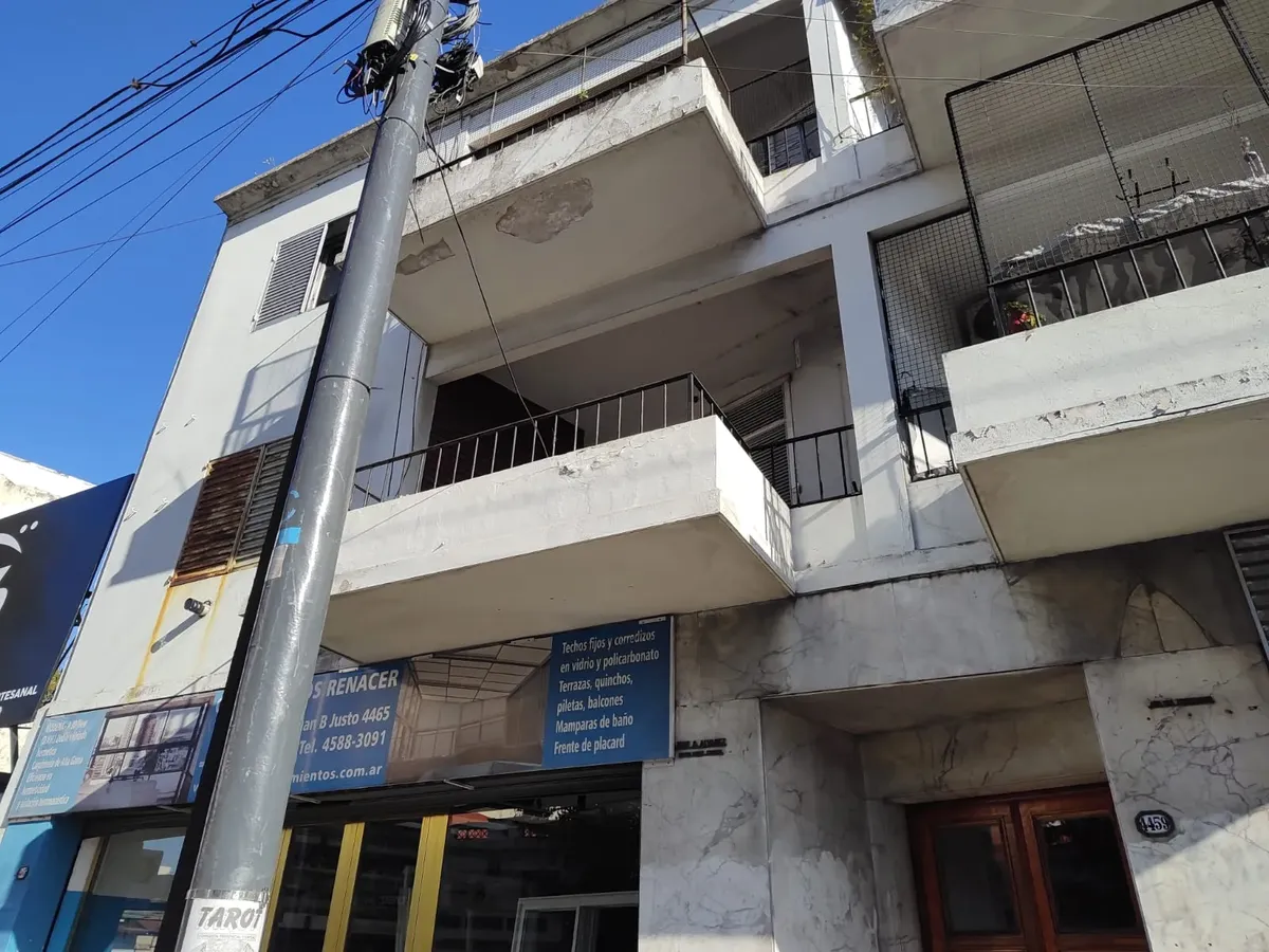 Apartamento de três ambientes de frente em Villa Mitre