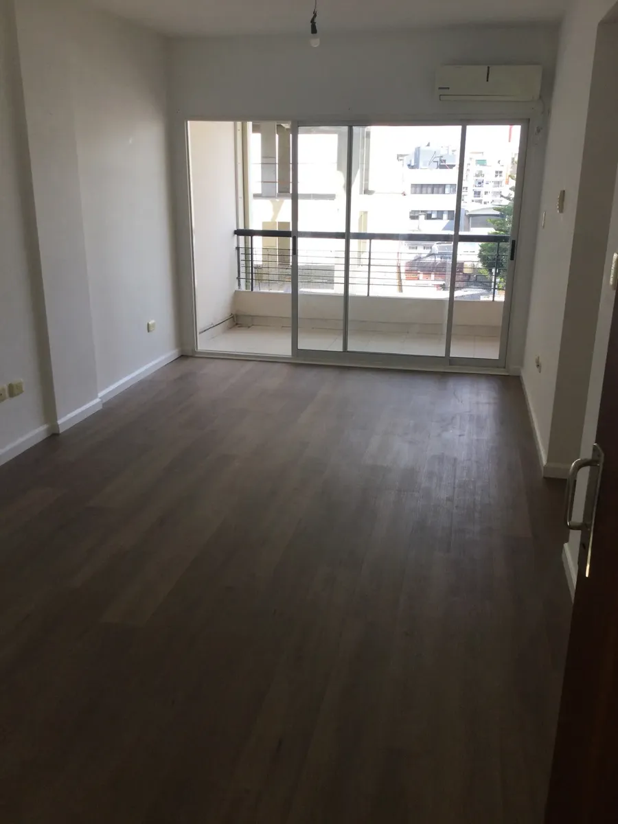 Three-room half-floor apartment with 2 bathrooms and covered parking in Villa Urquiza