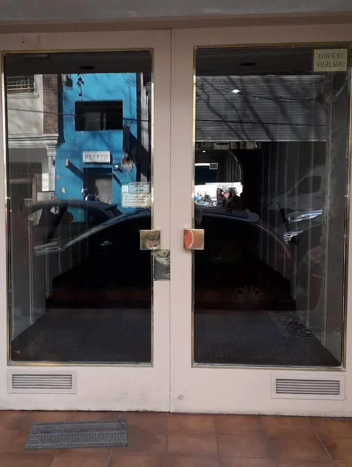 Semipiso de 3 ambientes con balcón a la calle en Flores