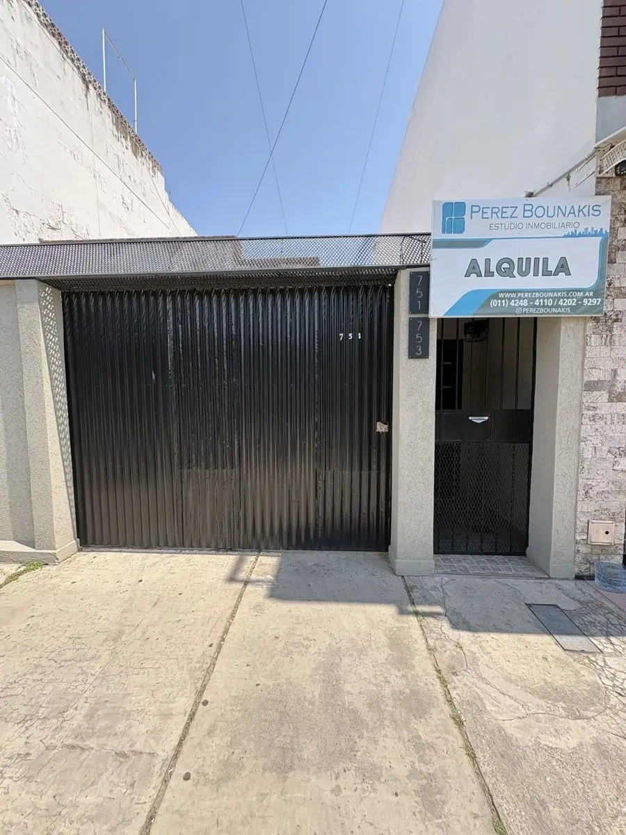 Apartamento duplex de 2 ambientes novo com pátio e 1 dormitório em Lanús
