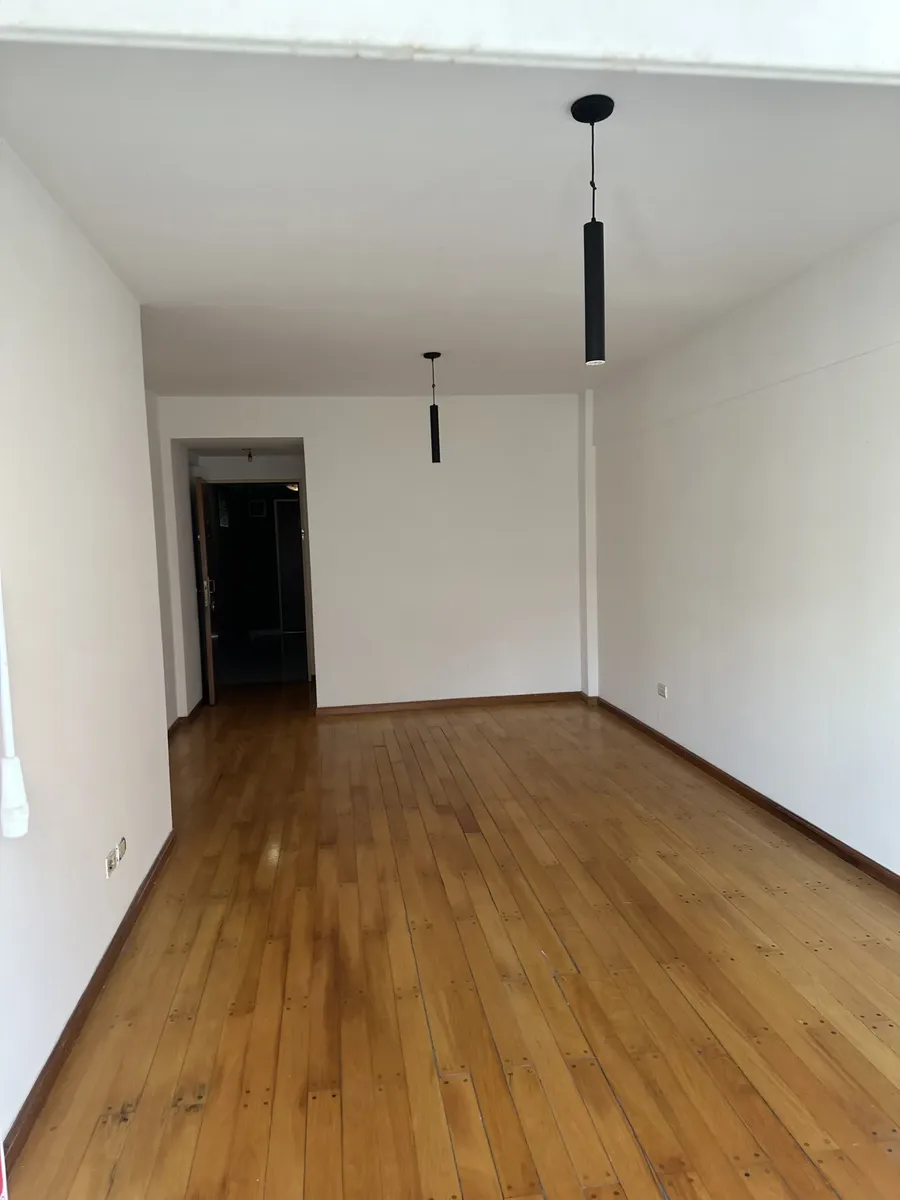 Bright three-room apartment in Núñez with balcony and laundry area