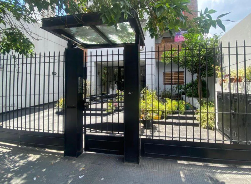 Apartamento térreo de 2 dormitórios com vaga de garagem em Lomas de Zamora