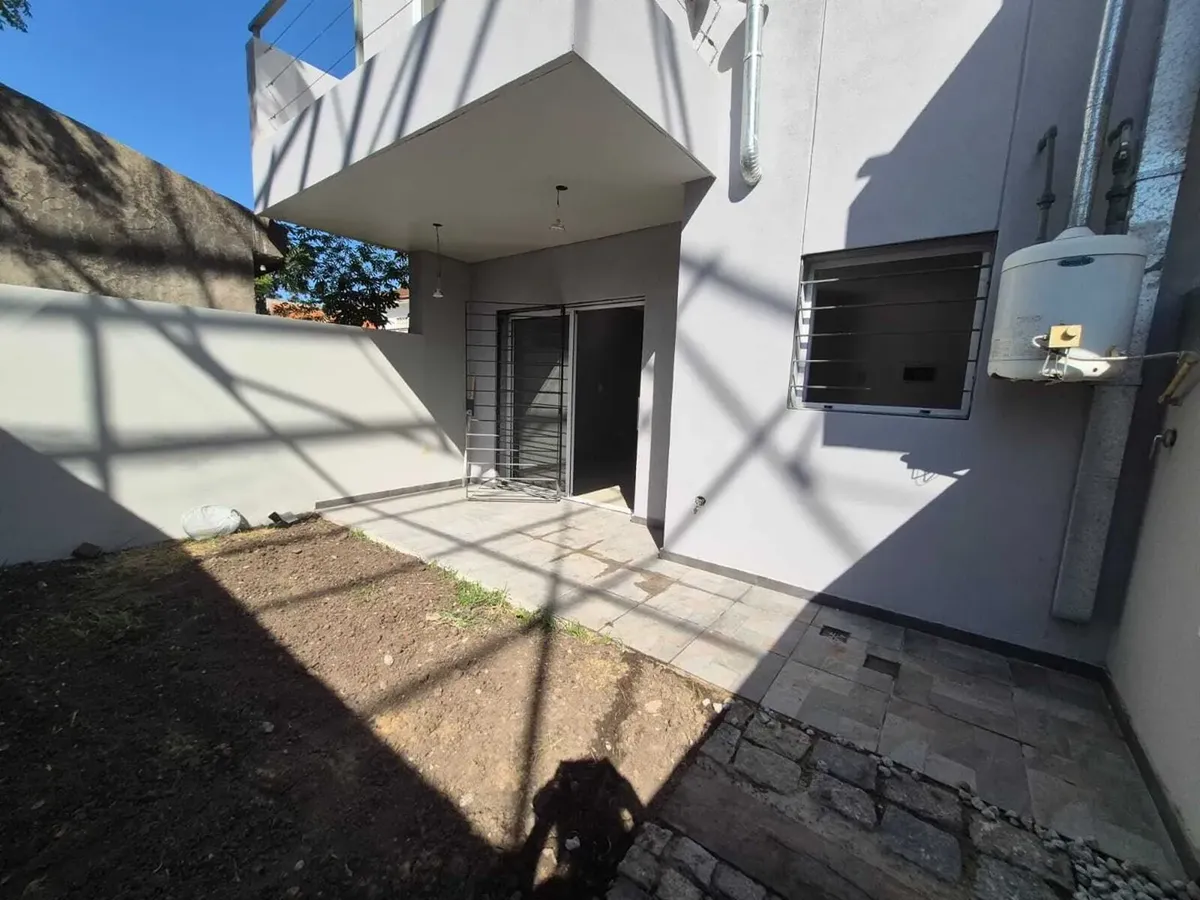 Apartamento duplex de 3 ambientes com 2 dormitórios em Ituzaingó