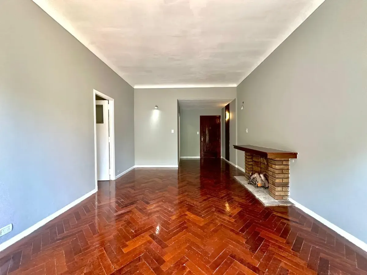 Departamento De 3 Ambientes Ubicado En Pleno Centro Comercial De Villa Del Parque, Contrafrente Con Vista Abierta