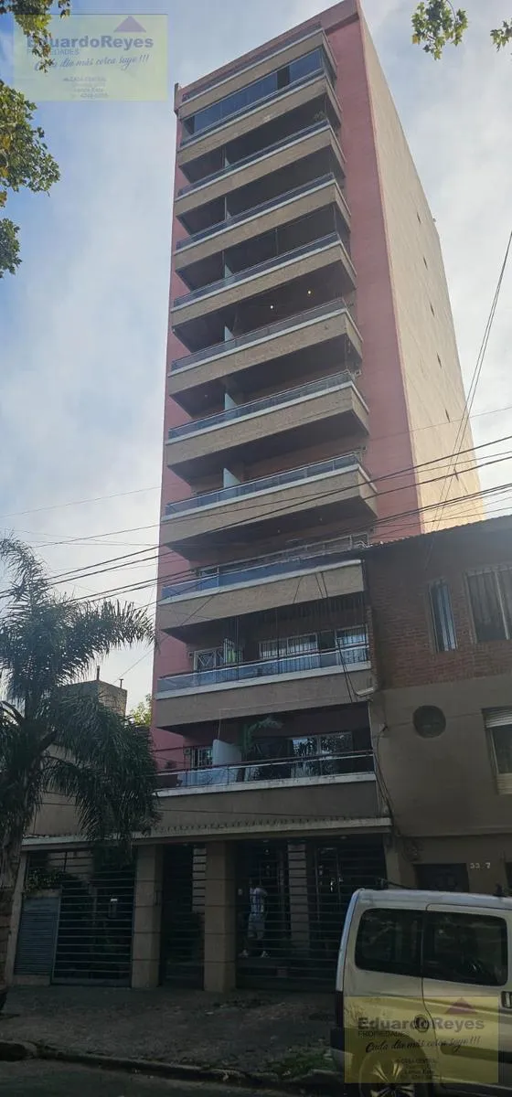 Apartamento de dois ambientes com 1 quarto e dupla varanda em Lanús Oeste
