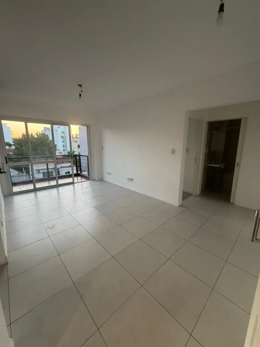 Departamento de 2 ambientes en Floresta con balcón al frente