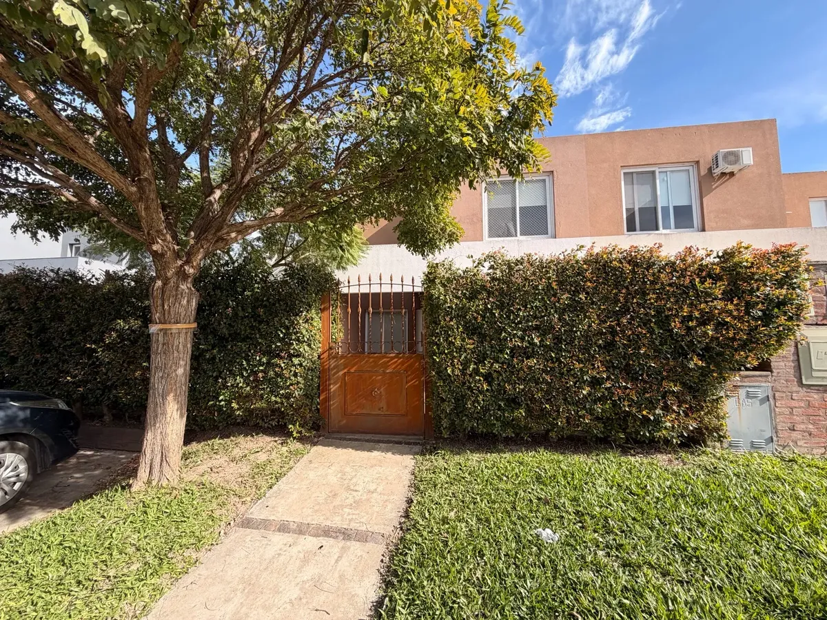 Four-bedroom house for rent in Casas de Santa María, Tigre