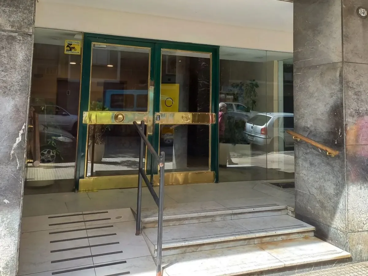 Kitnet com varanda para alugar em Caballito