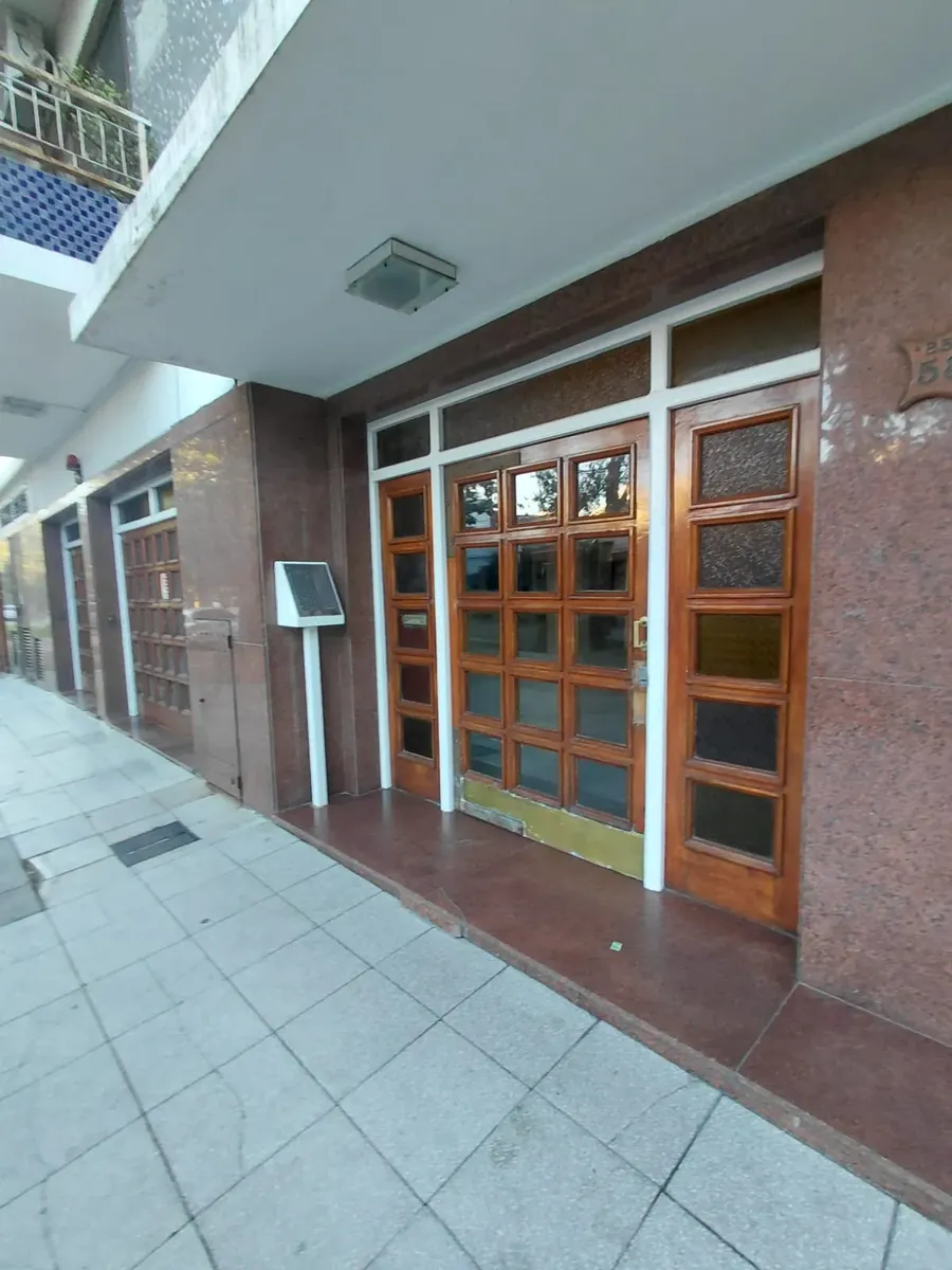 Apartamento de 2 ambientes com varanda na frente em Wilde