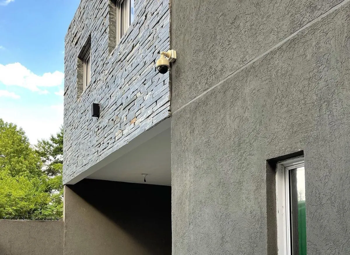 Casa Con Pileta Vendo/credito Construida Sobre Lote Propio De 10x30