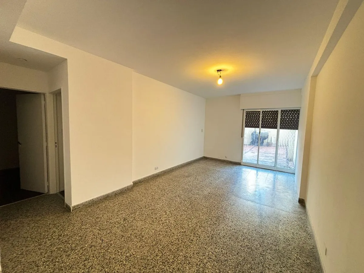 Three-room apartment with main and service entrance in Lomas de Zamora Oeste