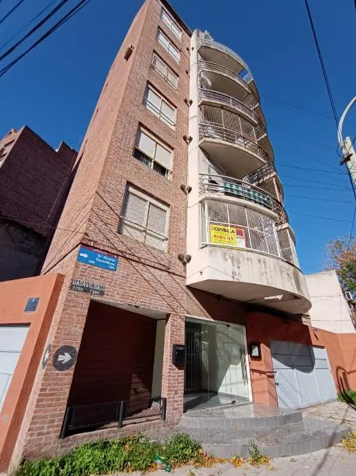 Apartamento de dois ambientes de frente com vaga descoberta em Lanús