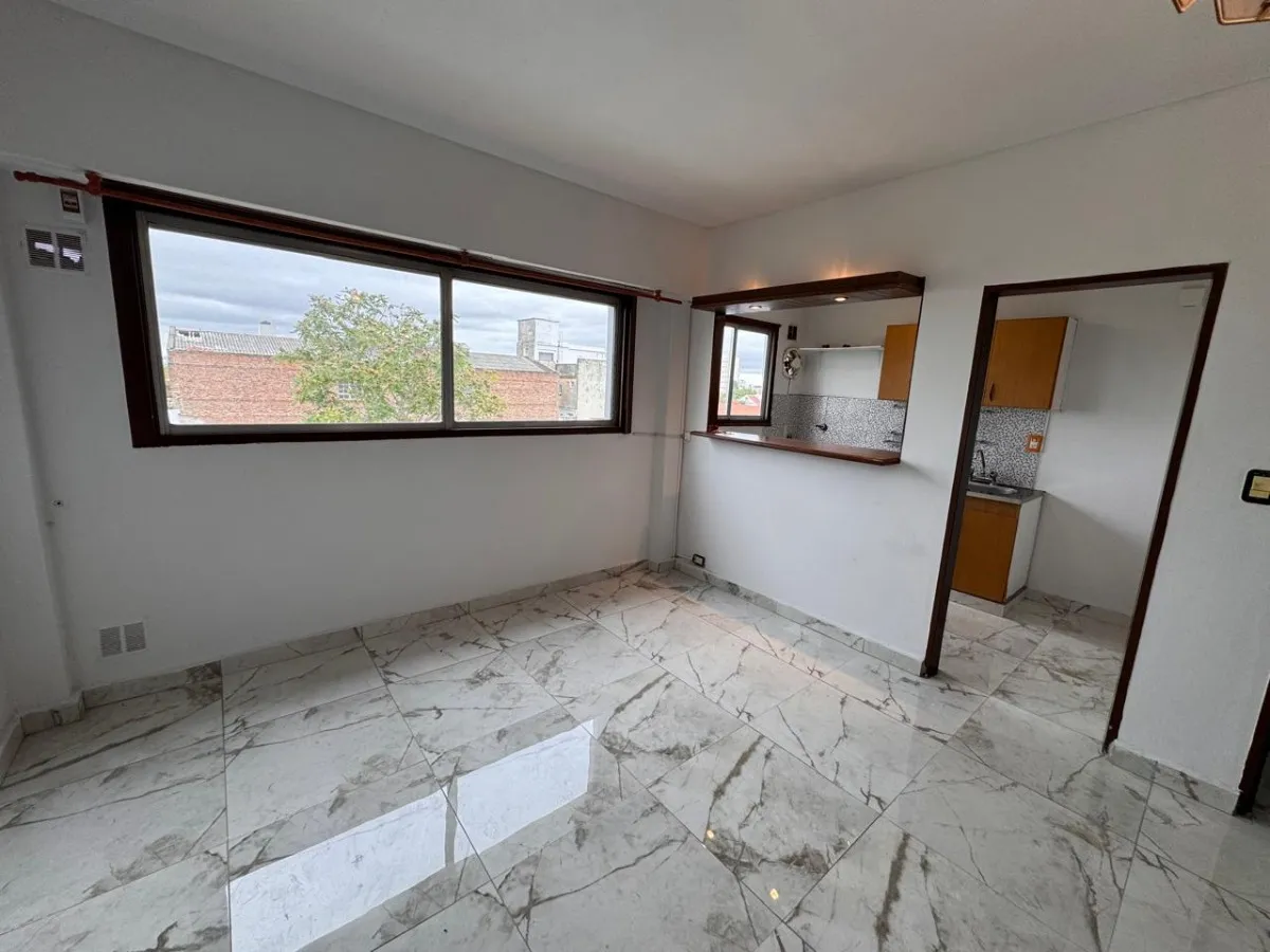 Apartamento de 3 ambientes em Wilde, sobre Av. Mitre